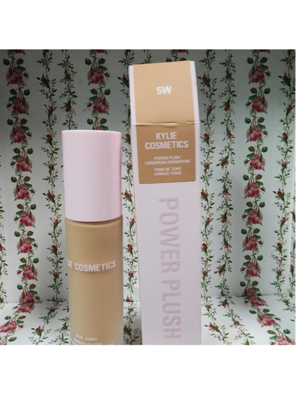 Kylie Cosmetics Power Plush Longwear Foundation in shade 5W
#kylie #foundation